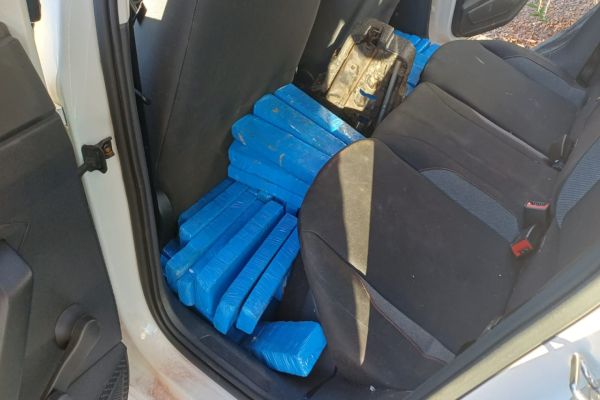 Menor de 16 anos é flagrado pela PRF com quase meia tonelada de maconha em Arapongas