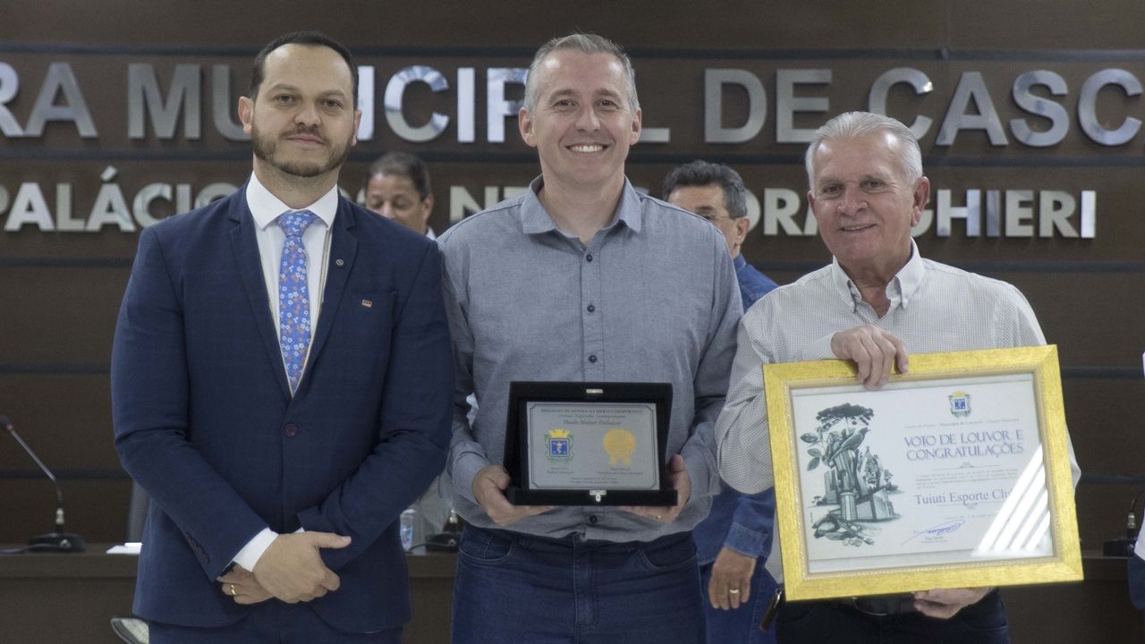 Câmara de vereadores de Cascavel entrega Voto de Louvor ao Tuiuti e medalha a técnico Paulo Dalsasso