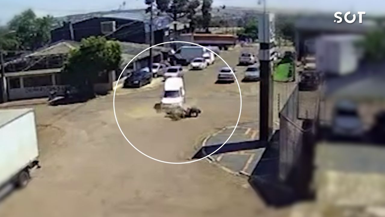Câmera flagra colisão violenta entre moto e carro no Bairro Cataratas em Cascavel