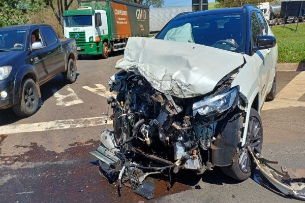 Imagem referente a notícia: Grave colisão entre carro e caminhão mobiliza equipes de resgate em entroncamento da BR-153