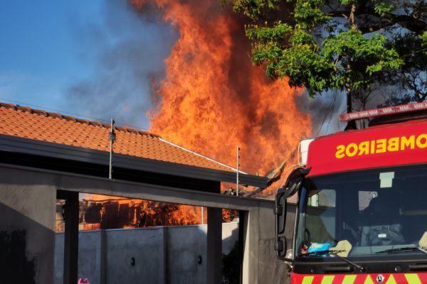 Incêndio destrói casa e deixa família sem nada em Foz do Iguaçu