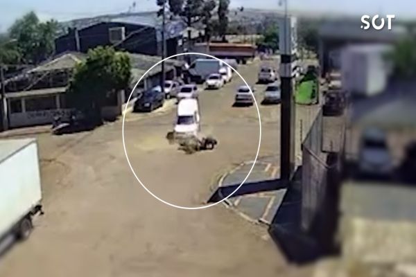 Imagem referente a notícia: Câmera flagra colisão violenta entre moto e carro no Bairro Cataratas em Cascavel