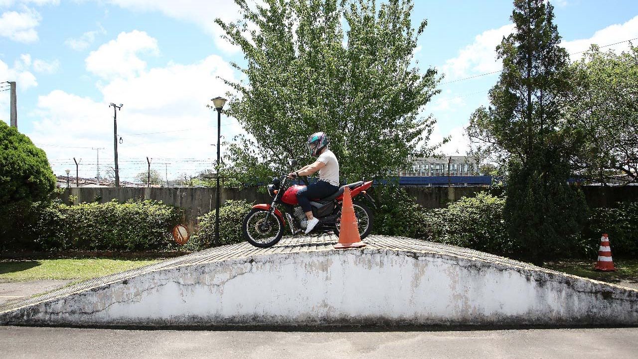 CNH para moto: exames práticos no Paraná não terão mais rampa como obstáculo