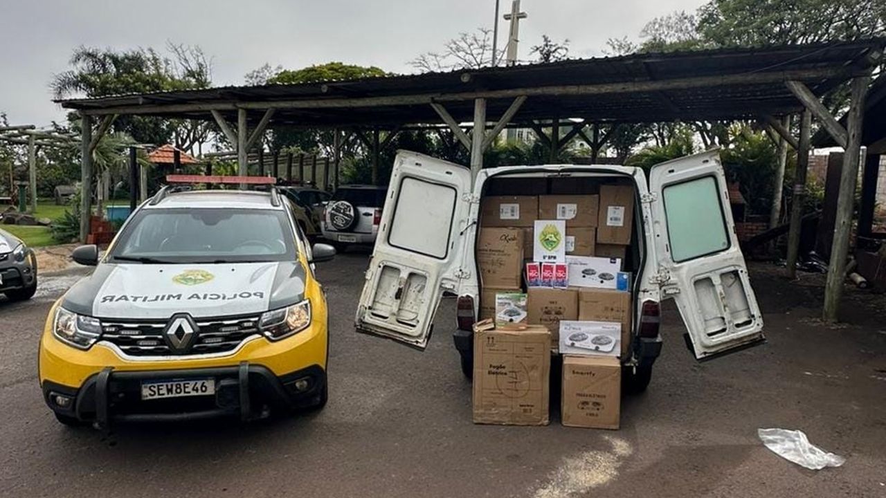 Fiorino com adesivo de empresa é flagrada com carga ilegal de R$ 16 mil na BR-277