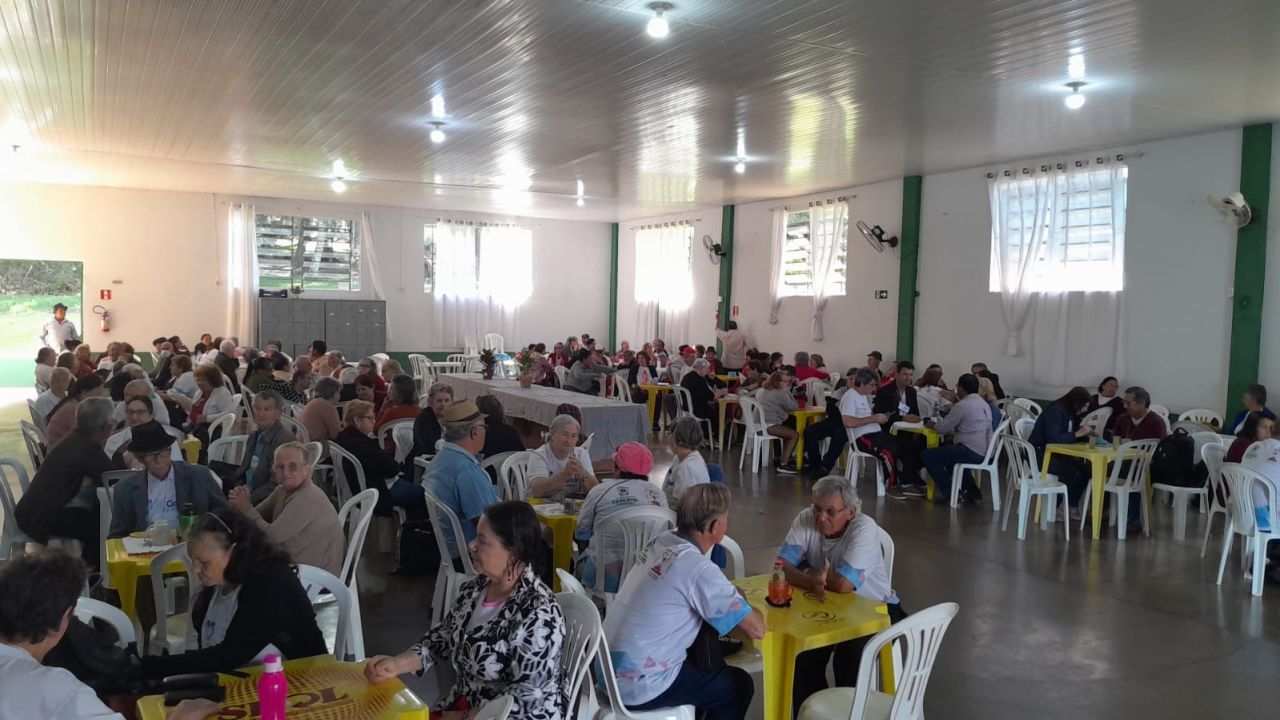 Idosos participam de manhã de integração e orientações jurídicas