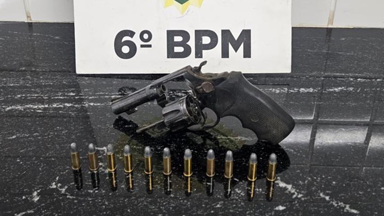 Homem é preso com revólver após denúncia de ameaça em bar no bairro Universitário, em Cascavel