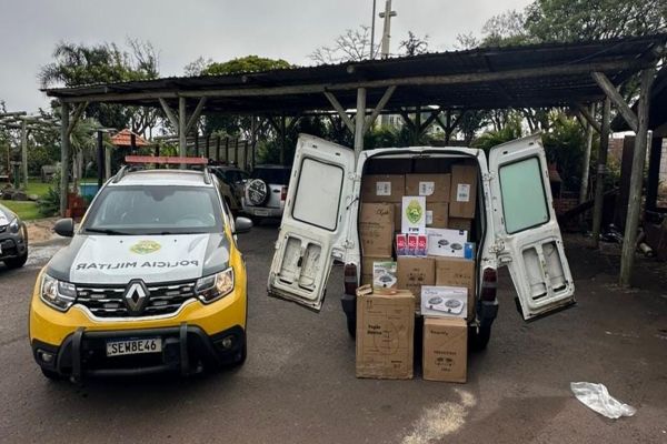 Imagem referente a notícia: Fiorino com adesivo de empresa é flagrada com carga ilegal de R$ 16 mil na BR-277