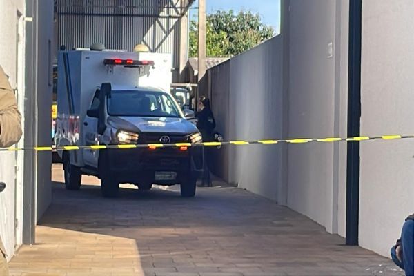 Imagem referente a notícia: Homem é encontrado morto com tiro nos fundos de empresa no Bairro Alto Alegre, em Cascavel