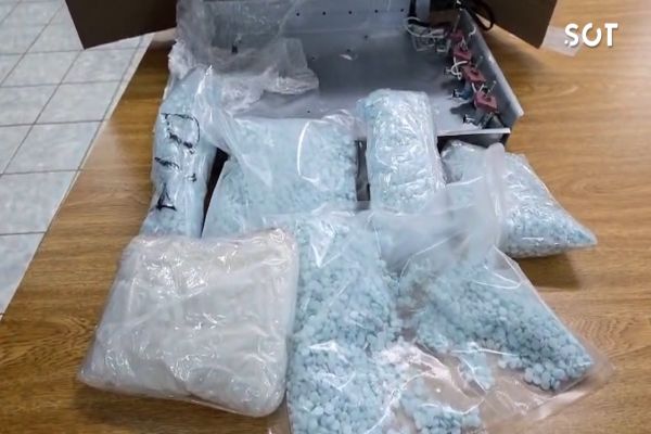 Imagem referente a notícia: Receita Federal apreende quase 20 mil comprimidos de ecstasy escondidos dentro de fogão em Cascavel