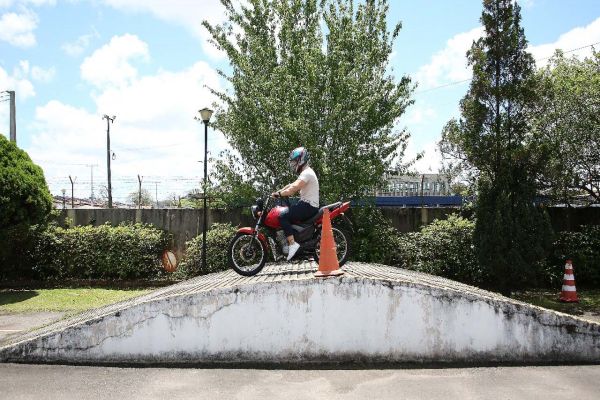 CNH para moto: exames práticos no Paraná não terão mais rampa como obstáculo