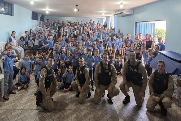 Crianças vivem dia de policial em ação educativa da PM em Três Barras do Paraná
