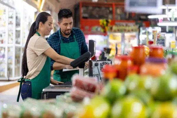 Contratações temporárias reforçam o comércio e o turismo no fim de ano