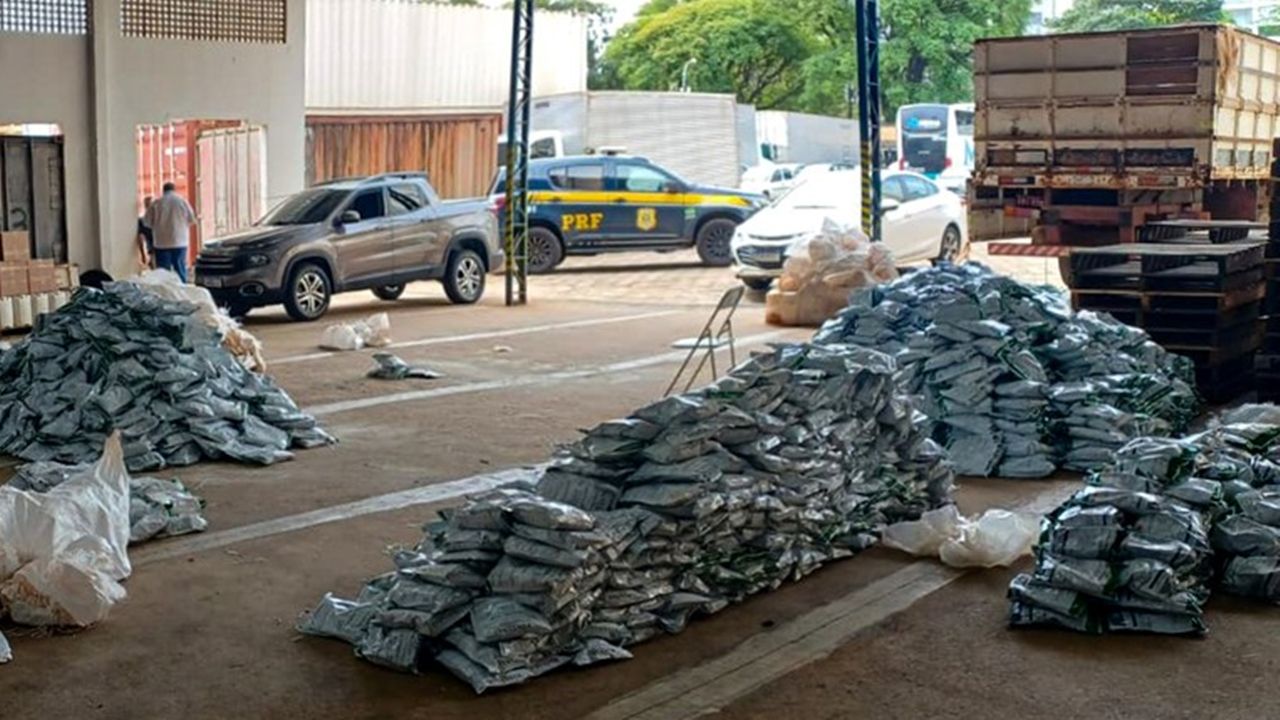 Apreensões de agrotóxicos ilegais pela PRF triplicam em 2025 no Paraná