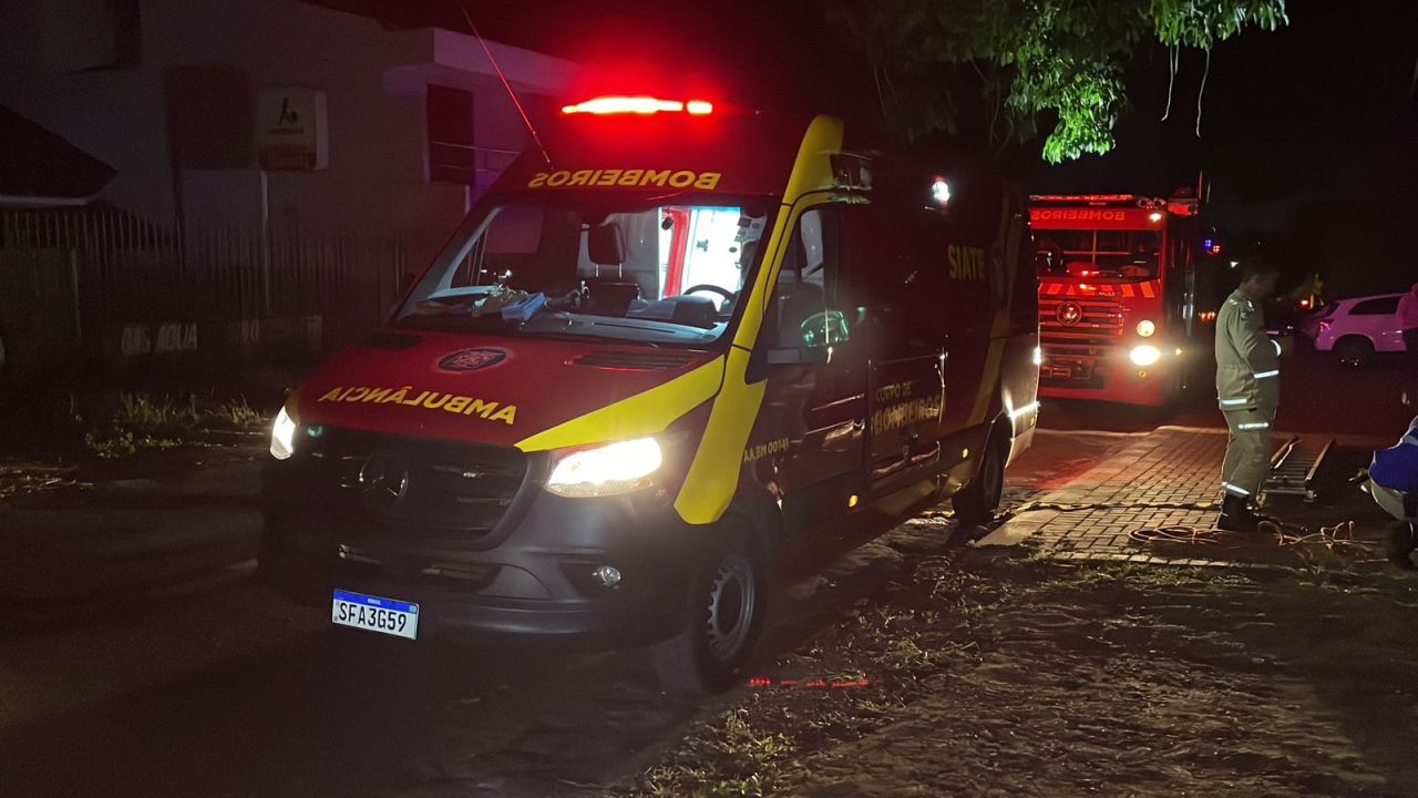 Homem leva forte descarga elétrica ao encostar em fio de alta tensão no Bairro Parque São Paulo, em Cascavel