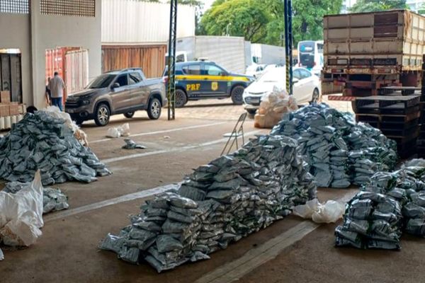 Imagem referente a notícia: Apreensões de agrotóxicos ilegais pela PRF triplicam em 2025 no Paraná