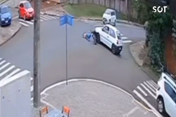 Imagem referente a notícia: Câmera flagra colisão entre carro e patinete na Rua Ipanema no Bairro Periolo, em Cascavel