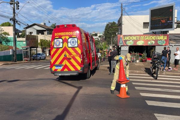 Imagem referente a notícia: Duas pessoas ficam feridas após colisão entre motos no Bairro Periolo em Cascavel