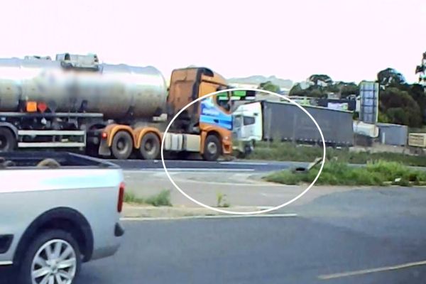 Imagem referente a notícia: Homem morre atropelado por caminhão e tem o corpo esmagado na BR-376 em Ponta Grossa