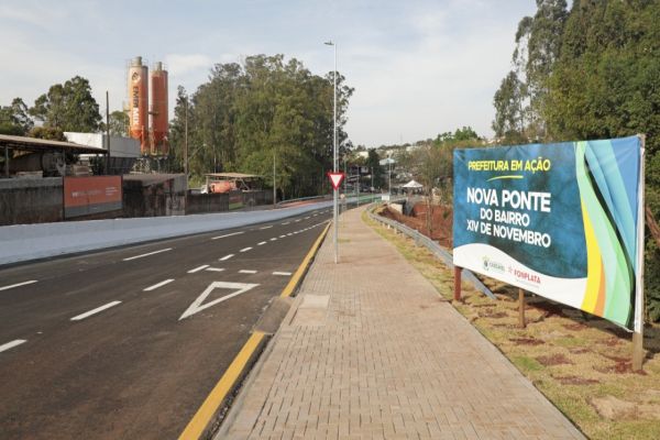 Imagem referente a notícia: Ponte do XIV: Caminhões ficam presos em curva apertada e prefeitura pede retirada de postes no Bairro XIV de Novembro