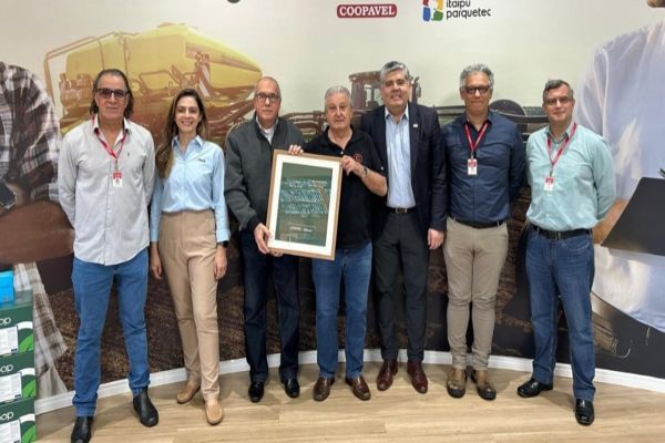 Imagem referente a notícia: Coopavel é reconhecida pela Alltech por redução da pegada de carbono