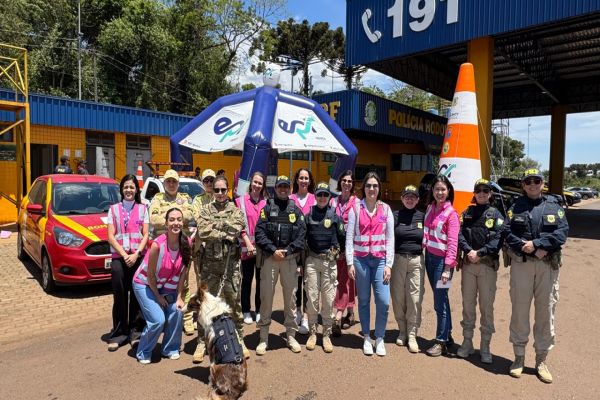 Imagem referente a notícia: PRF realiza ação de conscientização voltada às mulheres durante o Outubro Rosa em Cascavel