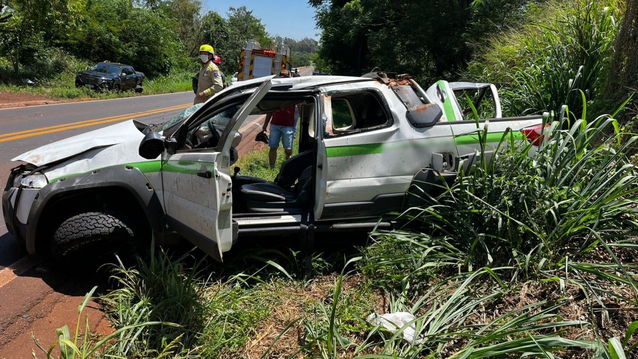 Colisão seguida de capotamento deixa duas pessoas feridas na PR-182 em Palotina