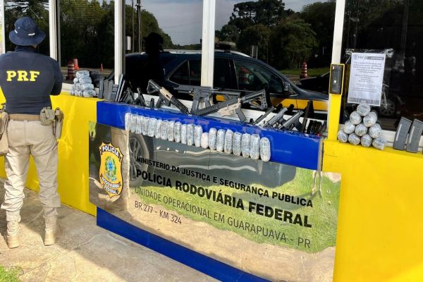 Imagem referente a notícia: PRF desmantela transporte de arsenal de guerra escondido em carro na BR-277 no Paraná
