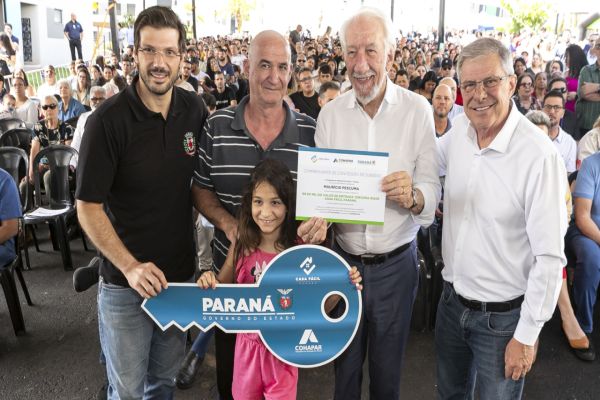 Imagem referente a notícia: “Agora é meu”: idoso celebra primeira casa própria com ajuda do programa Casa Fácil Paraná Terceira Idade