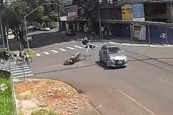 Imagem referente a notícia: Imagens fortes: câmera flagra grave acidente entre carro e moto no Centro de Cascavel