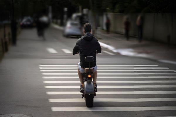 Imagem referente a notícia: Ciclomotores terão novas regras em 2026 e exigirão habilitação, capacete e placa
