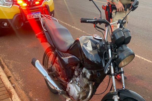 Homem embriagado foge da polícia e tenta escapar pulando muro no Bairro Santa Cruz em Cascavel