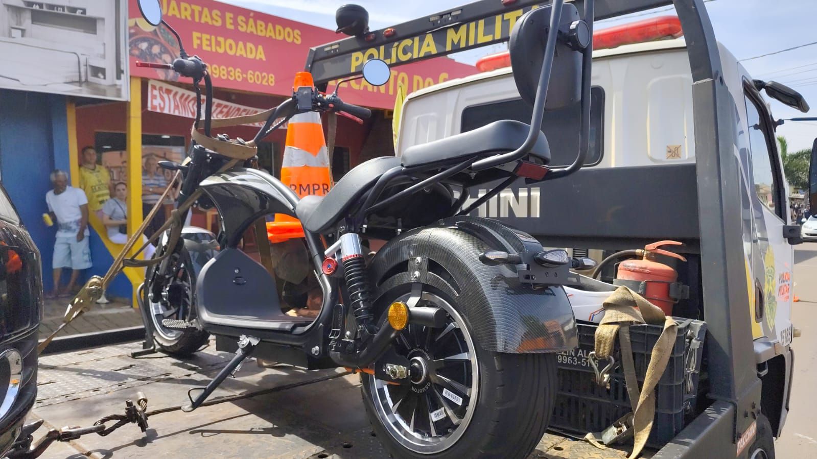 Homem embriagado invade cena de crime no Bairro Santa Cruz em Cascavel e é detido pela polícia