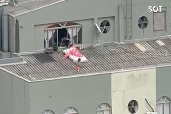 Imagem referente a notícia: Crianças são flagradas brincando sobre telhado de prédio no Centro de Cascavel e mobilizam resgate
