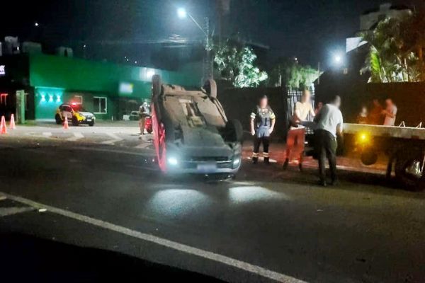 Imagem referente a notícia: T-Cross capota após violenta batida com Monza no Centro de Cascavel