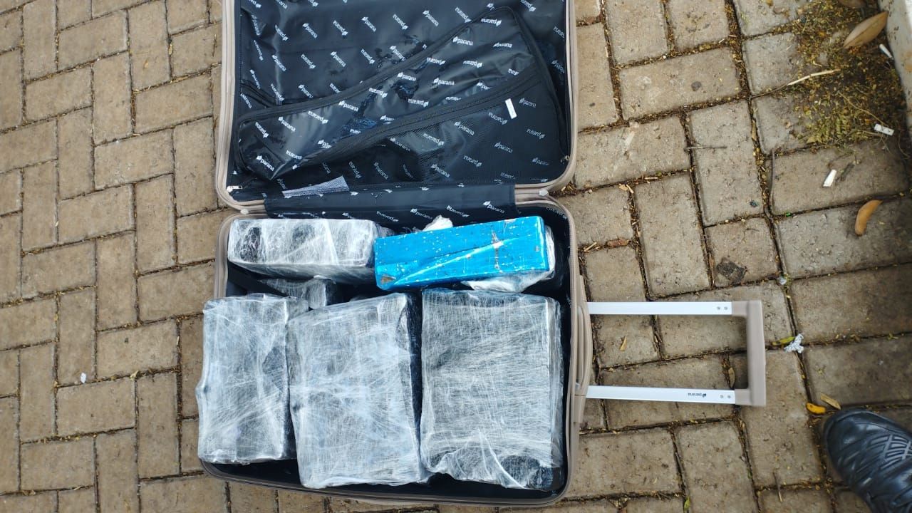 Mulher é presa na Rodoviária de Cascavel com 40 quilos de maconha escondidos em malas