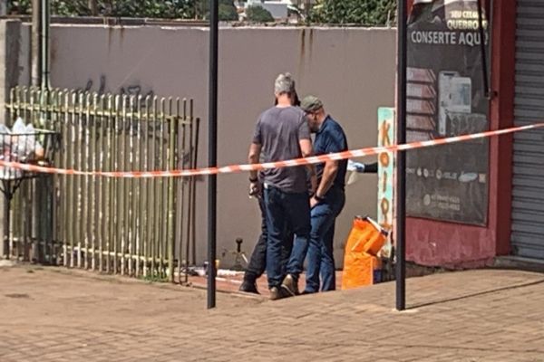 Imagem referente a notícia: Delegacia de Homicídios investiga execução no Bairro Santa Cruz; vítima foi atingida por diversos disparos dentro da própria casa