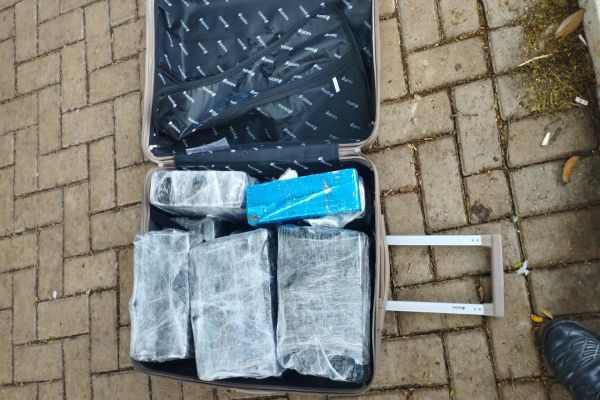 Mulher é presa na Rodoviária de Cascavel com 40 quilos de maconha escondidos em malas