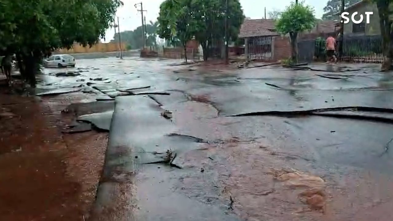 Temporal transforma ruas de Altônia em rios e causa destruição em poucos minutos