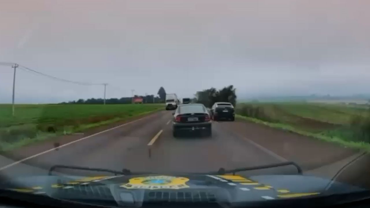 Câmera veicular da PRF registra carro em fuga, capotamento e pegando fogo após perseguição policial na BR-369 em Cascavel