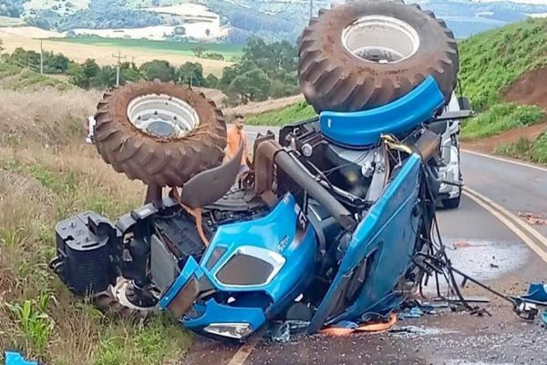 Trator despenca de caminhão e causa prejuízo enorme em Coronel Vivida