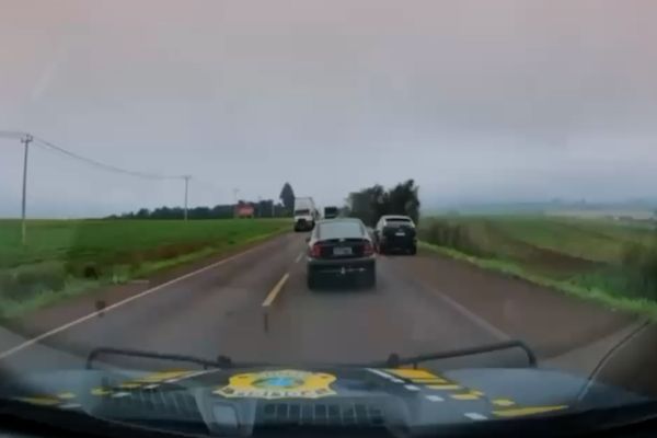 Imagem referente a notícia: Câmera veicular da PRF registraram o momento em que carro em fuga capota e pega fogo durante perseguição policial na BR-369 em Cascavel