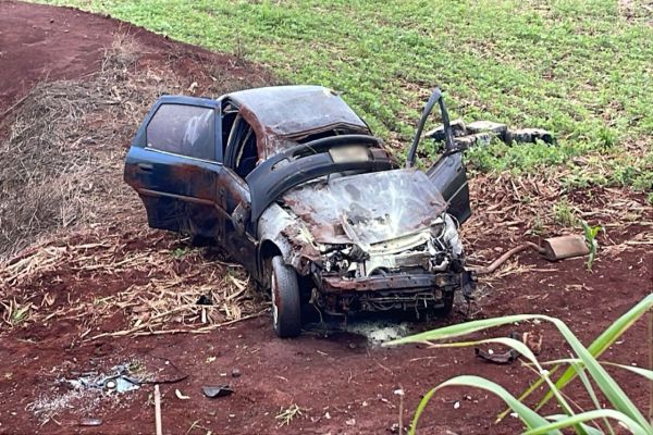 Imagem referente a notícia: Homem com tornozeleira eletrônica foge da PRF, capota o carro e é socorrido em estado grave na BR-369 em Cascavel