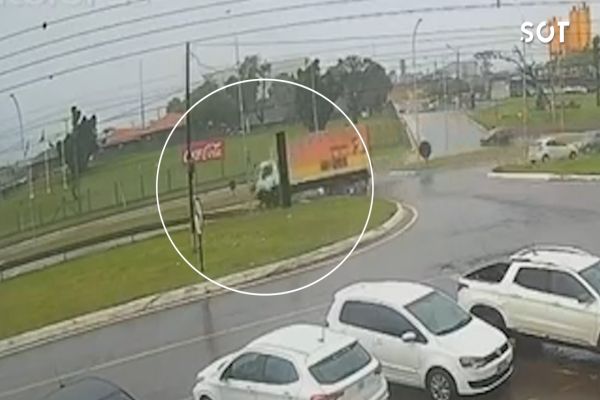 Imagem referente a notícia: Ciclista é arremessado por caminhão ao tentar atravessar a BR-277 em Cascavel