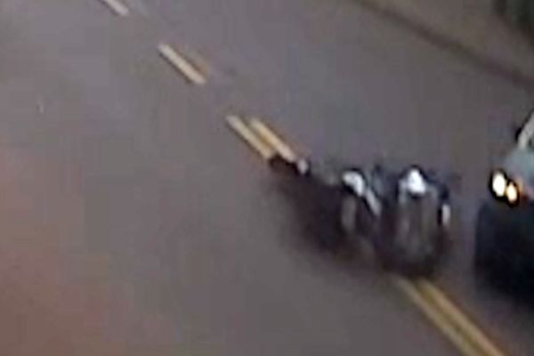 Jovem motociclista sofre fratura após forte colisão no Bairro Brasmadeira em Cascavel