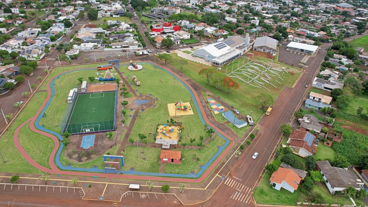 Montagem da 1ª Expolândia marca início das comemorações pelos 33 anos de Itaipulândia