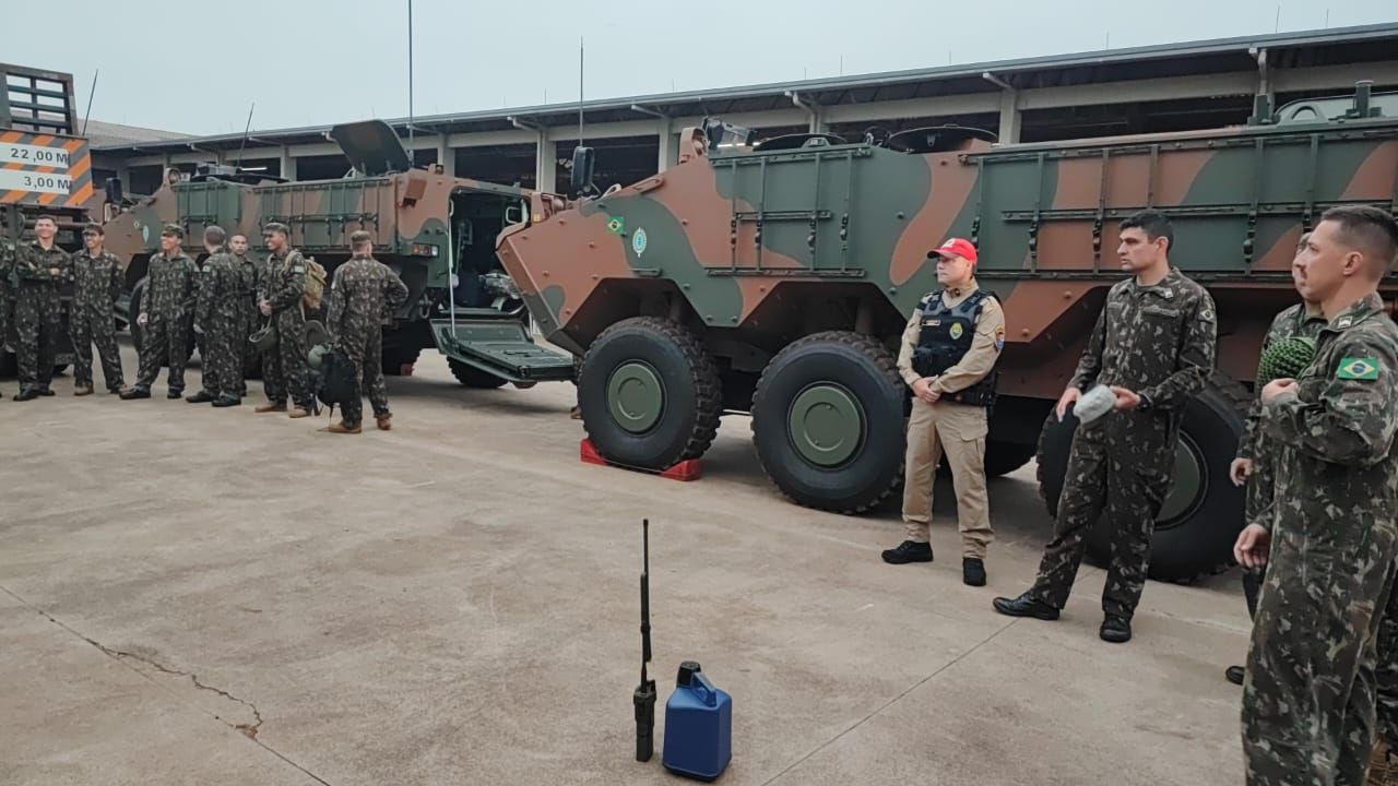 Polícia Rodoviária e Exército mobilizam comboio com blindados em megaoperação no Oeste do Paraná