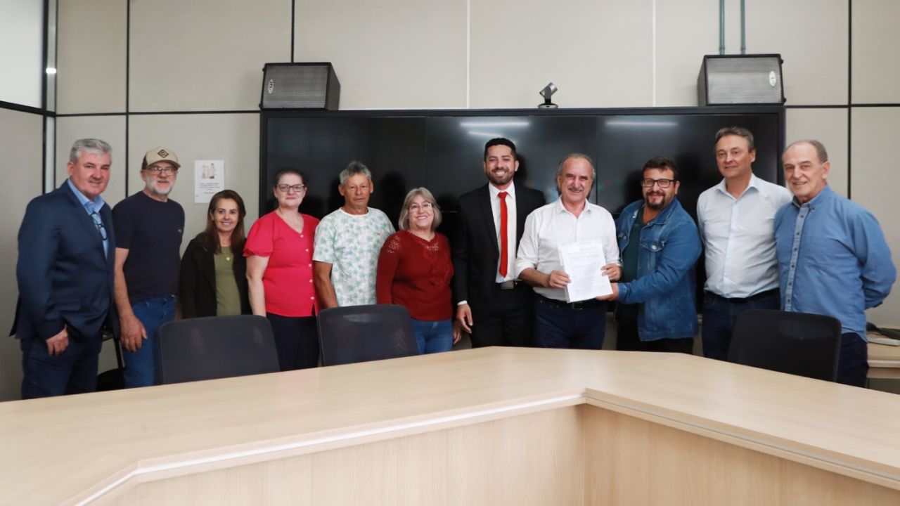 Moradores das Linhas Sanepar e Peroba bancam e entregaram projeto de asfalto no distrito de Diamante em Cascavel