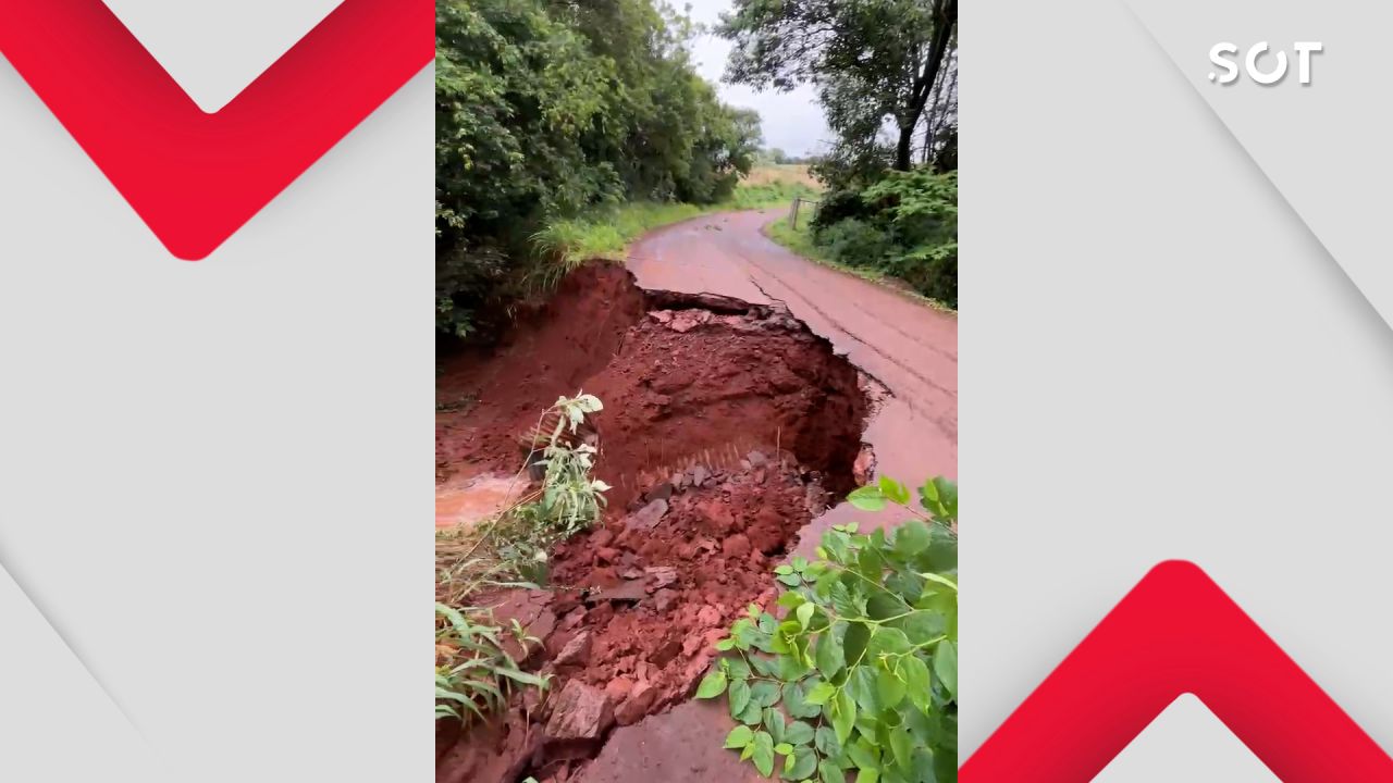 Trecho da Linha Scanagatta, em São Salvador desaba após fortes chuvas e preocupa moradores