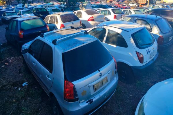 Imagem referente a notícia: Transitar | Leilão com 196 veículos e 74 sucatas abre visitação aos itens