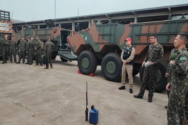 Imagem referente a notícia: Polícia Rodoviária e Exército mobilizam comboio com blindados em megaoperação no Oeste do Paraná